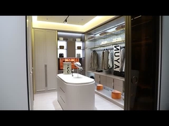 Moderne, kluge, gehe in den Schrank