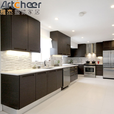 kaufen Veneer Finish Dunkelbraune Küchenschränke mit massivem Holzmaterial und Handlosen Design on-line-Fertigung