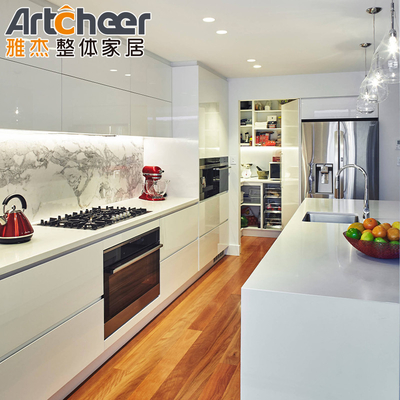 Küchenschrank in maßgeschneiderter Größe mit Schubladen und Einzelinsel im zeitgenössischen Design