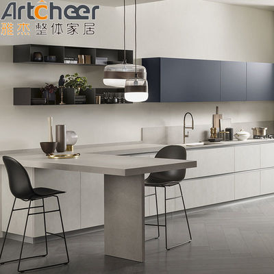 Handloses Küchendesign mit Island-Esstisch und Wasserhahnzubehör in Australien