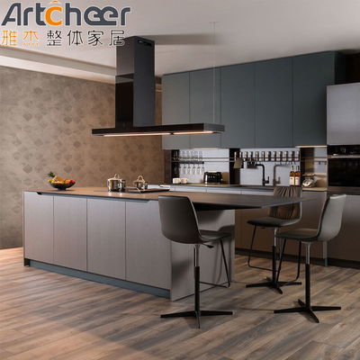 Moderne schwarze Küchenschränke, die bereit sind, Holzmöbel mit freiem Design zusammenzustellen